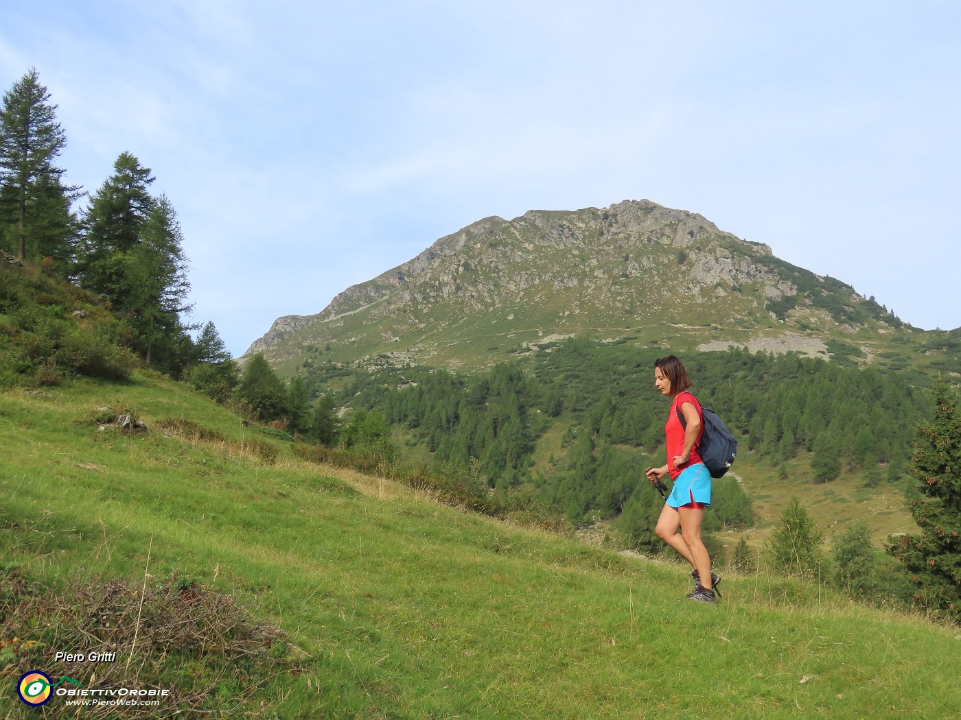 15 Seguiamo il sentierino con bella vista sul Monte Ponteranica or..JPG